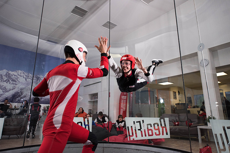 Chute-libre indoor vs saut en parachute traditionnel